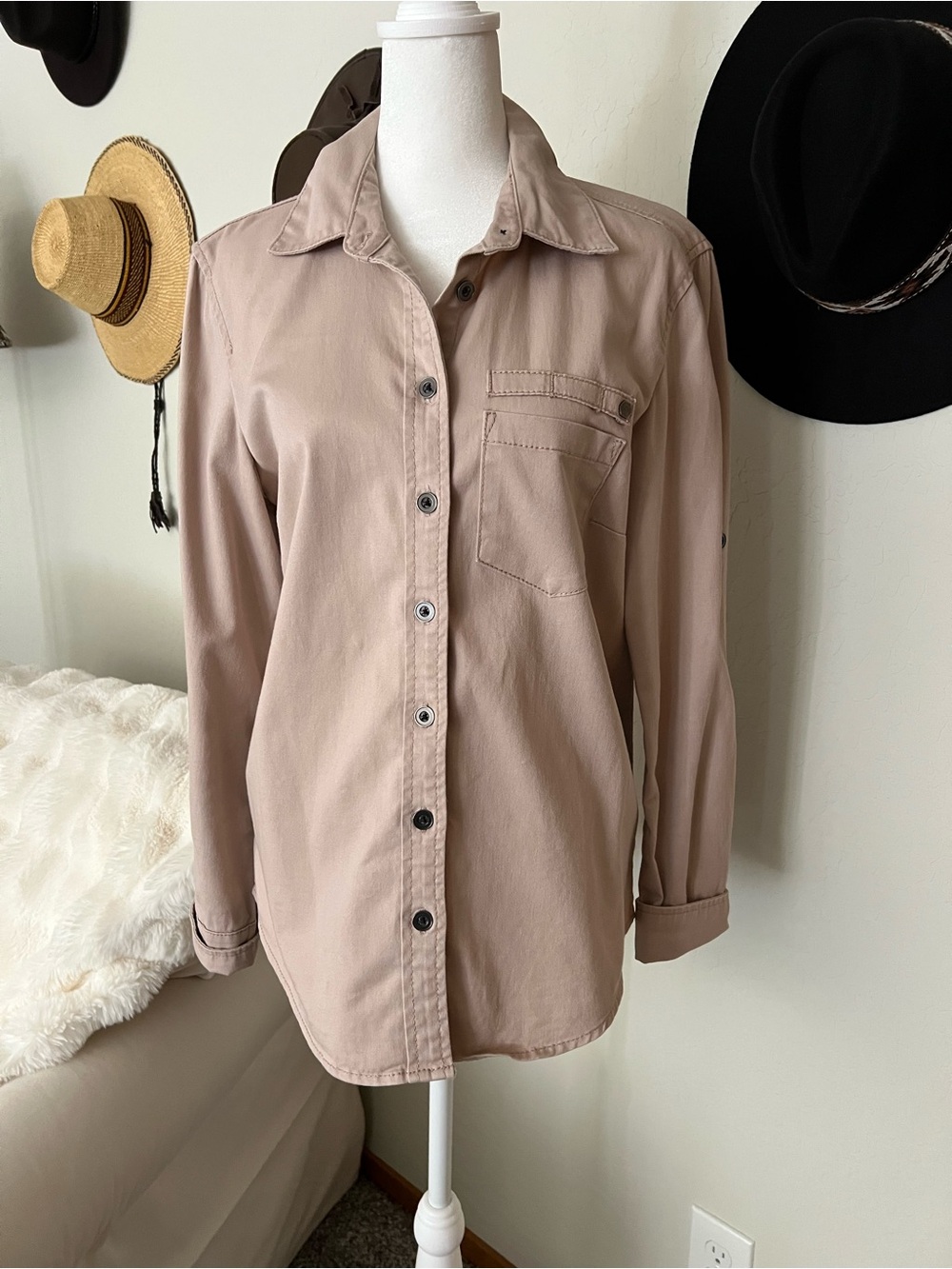 BCBGenetation Khaki Tan Women’s Button-Up Shirt. Cotton Blend   S